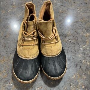 Sorel Women's Tan and Black Rain Boots Out and About Boot- Size 9